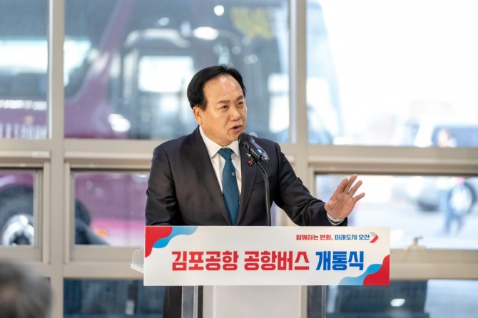 지난해 12월 20일 이권재 오산시장이 '오산역~김포공항 리무진 버스' 개통식에 참석해 발언하고 있다. 사진=오산시