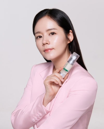 이지듀 기미 앰플을 들고 있는 전속 모델 배우 한가인. 사진=대웅제약