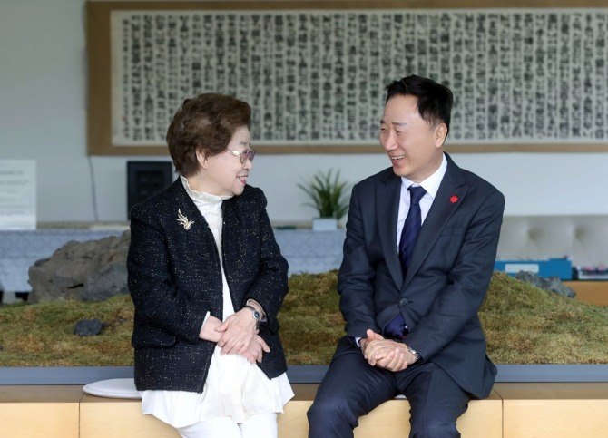 유신열 신세계디에프 대표(오른쪽)와 강인숙 영인문학관장이 업무협약식 후 담소를 나누고 있다. /사진=신세계디에프