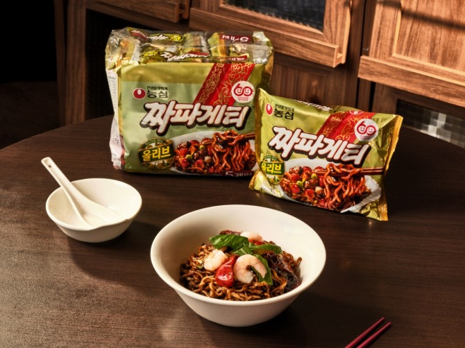 농심이 흑백요리사 ‘만찢남’ 조광효 셰프와 함께 ‘치폴레 냉짜파게티’를 선보인다. 사진=농심