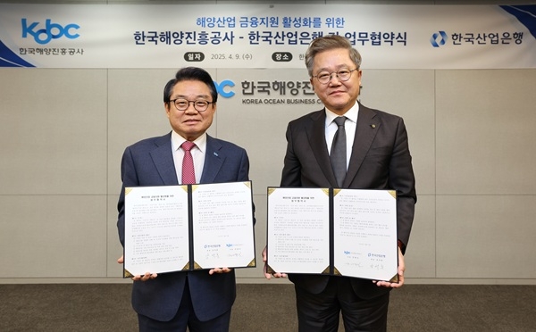 안병길 한국해양진흥공사 사장(왼쪽)과 강석훈 한국산업은행 회장. 사진=한국해양진흥공사