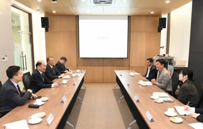 조용익 부천시장(오른쪽)과 한정석 부천대학교 총장이 간담회에서 지역 상생 방안에 대해 논의하고 있다.   사진=부천시