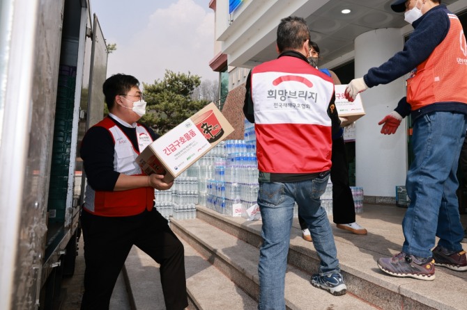 희망브리지 관계자가 경북 의성군 의성체육관에서 구호물품을 옮기고 있다. /사진=희망브리지