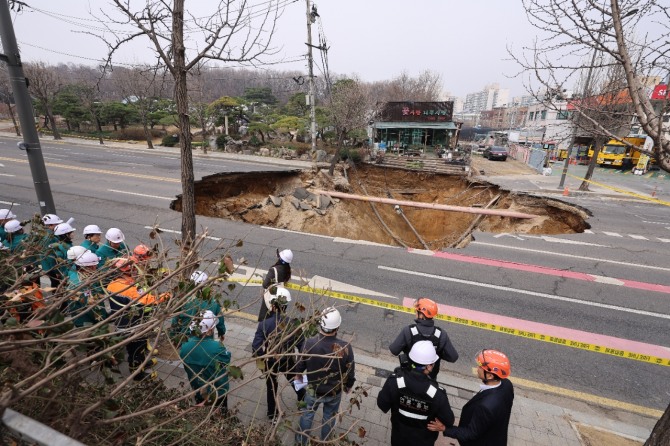 지난달 25일 강동구 대명초등학교 도로에서 전날 발생한 대형 땅꺼짐 현장의 모습. 사진=연합뉴스.