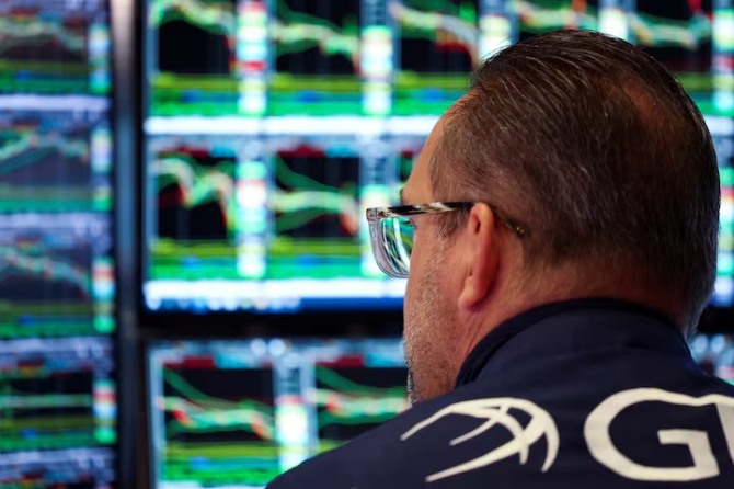 2025년 3월 21일 미국 뉴욕시에 있는 뉴욕증권거래소(NYSE)에서 한 트레이더가 현장에서 일하고 있다. 사진=로이터