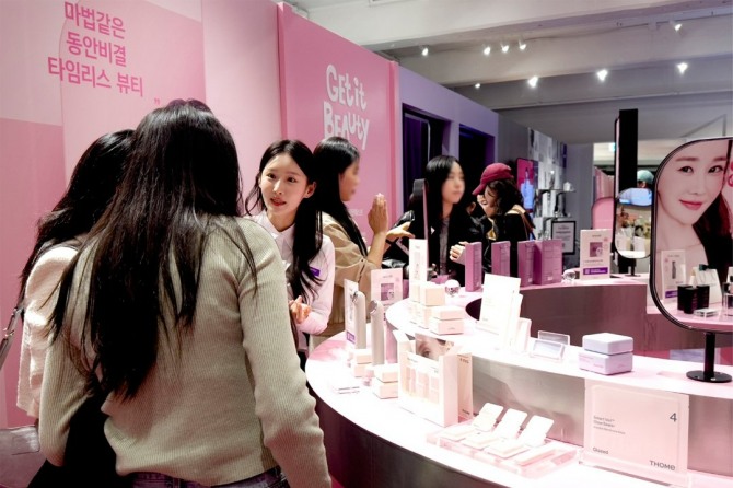 지난 4일부터 8일까지 성수동에서 열린 ‘컴온스타일 쇼케이스 팝업스토어’에서 겟잇뷰티존을 둘러보는 고객들  /사진=CJ온스타일