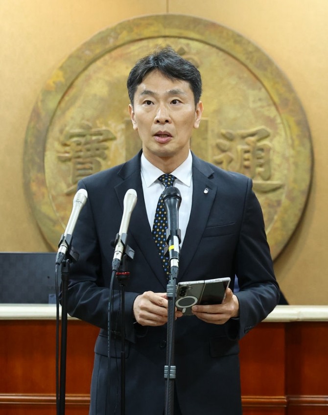 복현 금융감독원장이 지난 10일 오전 서울 여의도 금융투자협회에서 열린 금융감독원장-자산운용사 CEO 간담회를 마친 뒤 열린 백브리핑에서 취재진의 질문에 답변하고 있다. 사진=뉴시스
