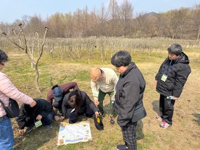 지난 10일 전남 담양군과 무등산생태탐방원이 함께하는 정신장애인과 노인 대상 자연 친화적 재활 프로그램이 진행되고 있다.  사진=담양군