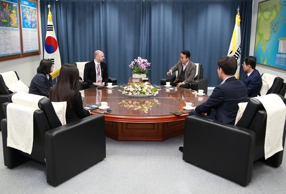 주한유럽상공회의소 지부장 내방 모습. 정면 사진 오른쪽이 박성호 부산진해경자청장, 왼쪽 Andrew Millard 지부장. 사진=부산진해경제자유구역청