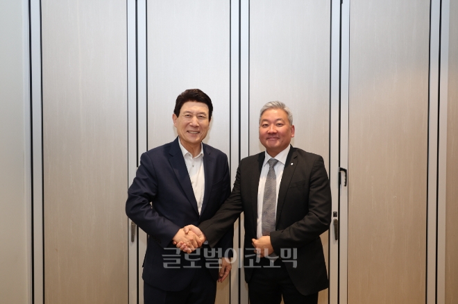14일 이강덕 포항시장(왼쪽)이 서울 강남구 소재 식당에서 이주옥 세계경제포럼 아시아태평양 국장과 가진 오찬에서 기념촬영을 하고 있다. 사진=포항시