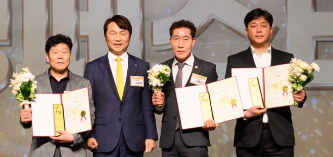 KB손해보험 구본욱 사장(왼쪽에서 두번째)과 2025 협력업체 연도대상 수상자들이 기념사진을 찍고 있다. 사진=KB손해보험 제공