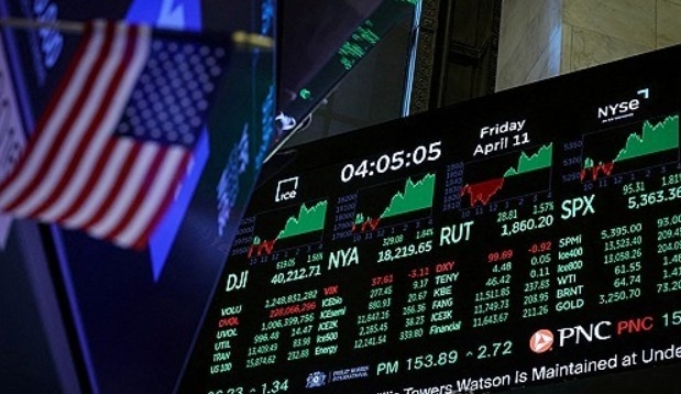 11일 미국 뉴욕증권거래소(NYSE) 스크린에 다우존스 산업평균지수와 기타 주요 주식 시세가 표시돼 있다.     사진=로이터/연합뉴스