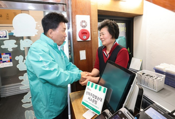 함영주 하나금융그룹 회장이 지난달 26일 연임 후 첫 현장 행보로 소상공인 사업장을 찾아 한 소상공인과 인사를 나누고 있다. 사진=하나금융지주