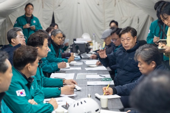 지난 14일 오후 박승원 광명시장이 재난대책회의에서 신속한 수습을 위해 각 부서장에게 최선을 다할 것을 주문하고 있다. 사진=광명시