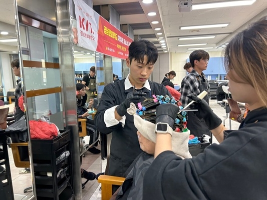 경남정보대 헤어디자인과 자원봉사 모습. 사진=경남정보대학교