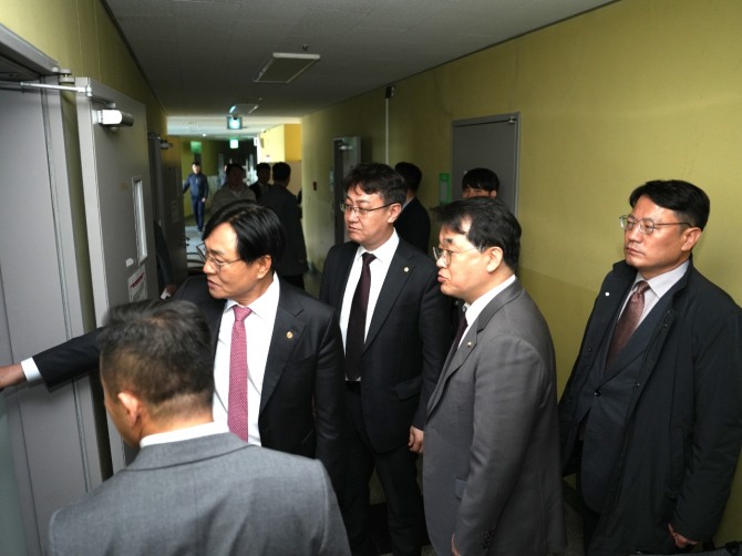 지난14일 강화군 소재 전기배선에서 화재가 발생한 학교 관계자가 학생들을 대피시키고 초기진압으로 인명피해를 막았다. 박용철 강화군수, 배준영 국회의원,한승희 강화군의회 의장 등 현장방문해 점검하고 있다.  사진=강화군