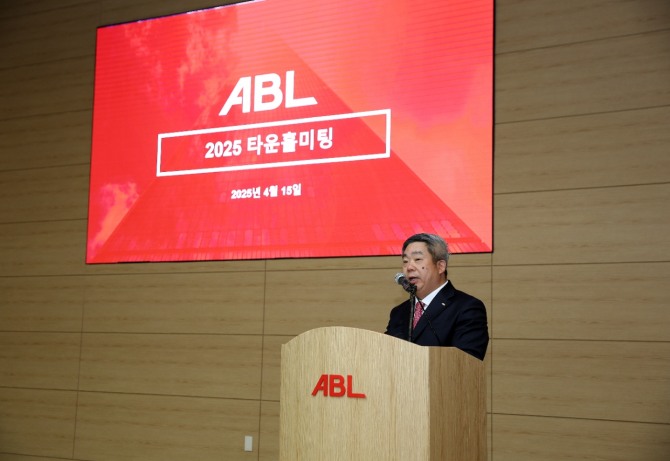시예저치앙 ABL생명 사장이 지난 15일 여의도 본사에서 열린 2025년 상반기 타운홀미팅에서 CEO연설을 하고 있다. 사진=ABL생명 제공.