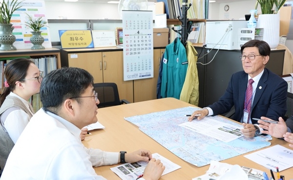 정종복 기장군수(오른쪽)가 기재부를 방문해 정관선 추진의 당위성을 설명하고 있다. 사진=기장군