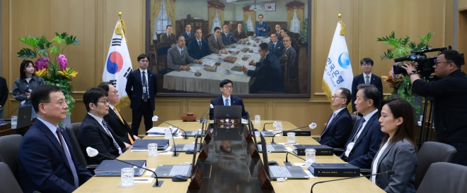 이창용 한국은행 총재가 17일 서울 중구 한은 본관에서 열린 금융통화위원회 통화정책 결정 방향 회의를 주재하고 있다. 사진=한은 