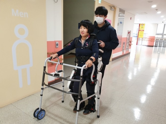 화성시동탄아르딤복지관에서 로봇을 활용해 재활을 하고 있다. 사진=화성특례시