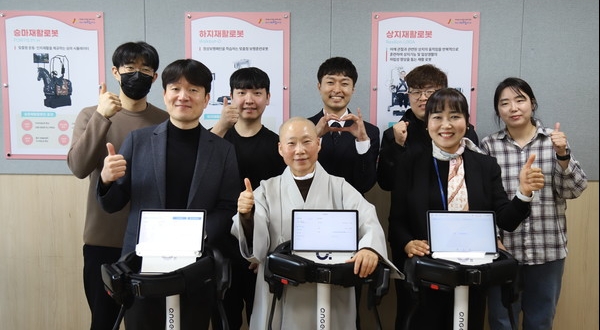 화성특례시가 올해 3월 AI 기술이 접목된 보행보조로봇 ‘엔젤슈트 H10’을 도입하고 있다. 사진=화성특례시