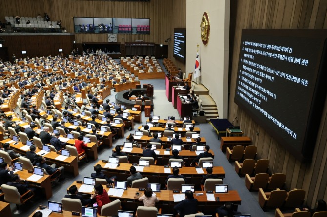 우원식 국회의장이 17일 국회 본회의에서 상법 개정안과 내란·명태균 특검법 등 재의요구 안건을 상정하고 있다. 사진=연합뉴스
