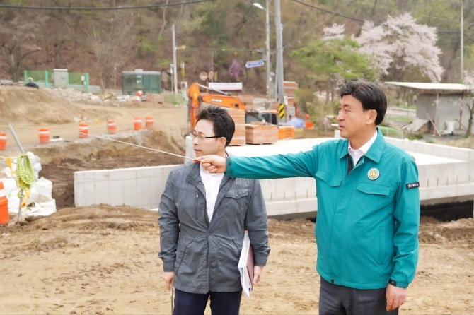 18일 방세환 광주시장이 검복리 도시계획도로 공사 현장 방문 점검을 하고 있다. 사진=광주시
