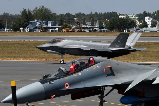 F-35 전투기가 2025년 2월 11일 인도 벵갈루루의 옐라한카 공군 기지에서 열린 에어로 인디아 2025 에어쇼 중 활주로에 주차된 인도 공군의 수호이 Su-30MKI 전투기를 지나가고 있다. 사진=로이터