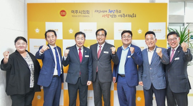 박두형 여주시의회 의장이 22일 남기철 여흥동 바르게살기위원회 위원장을 1일 명예의장으로 위촉한 후 기념 촬영을 하고 있다. 사진=여주시의회