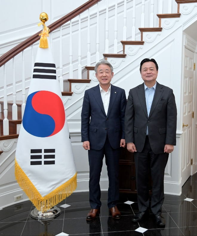 강호동(왼쪽) 농협중앙회장이 21일(현지시각) 미국 워싱턴 D.C. 주미 한국대사관저에서 조현동 주미대사를 만나 기념 촬영을 하고 있다. 사진=농협중앙회