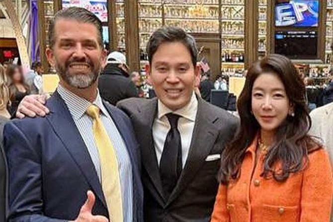 정용진 신세계그룹 회장과 부인 한지희 여사가 지난 1월 미국 워싱턴DC에서 트럼프 주니어를 만나고 있다. 사진＝신세계그룹
