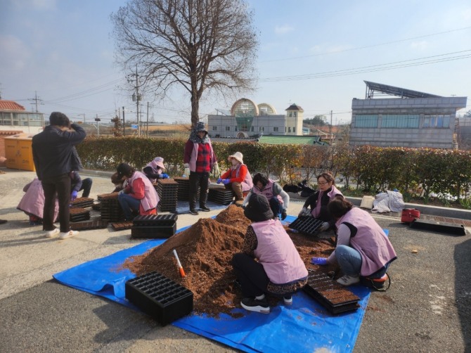 지난달 31일 전남 영암군 시종면생활개선회원과 면 노인일자리사업 참여 어르신들이 태간천 백일홍 꽃길 조성 사전 작업을 마무리하고 있다.  사진=전남 영암군