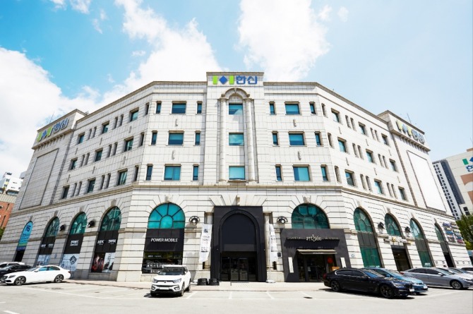 한신공영은 24일 한국기업평가가 실시한 정기 신용평가에서 무보증사모사채 신용등급 'BBB0'을 유지하며 등급 전망을 ‘부정적’에서 ‘안정적’으로 상향 조정 받았다고 밝혔다. 한신공영 본사. 사진=한신공영