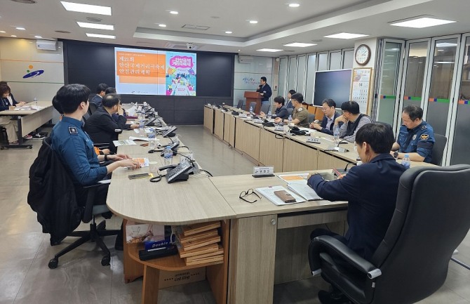 지난 24일‘제21회 안산국제거리극축제’를 앞두고 안전관리계획 심의를 위한 안전정책실무조정위원회가 열리고 있다. 사진=안산시