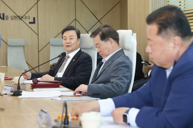 지난 25일 김성제 의왕시장이 경기도 광명무역센터에서 열린 자치분권지방정부협의회 정기총회에 참석하고 있다. 사진=의왕시