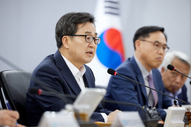 29일 오후 경기도청 서희홀에서 열린 도정점검회의에서 김동연 경기도지사가 인사말을 하고 있다. 사진=경기도