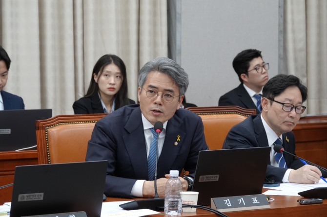 지난 23일 김기표 의원이 올해 일몰 예정인 출산ㆍ양육을 위한 주택 취득 시 취득세 감면 제도의 일몰 기한을 2030년까지 5년 연장하는 '지방세특례제한법 일부개정법률안'을 대표발의하고 있다.  사진=김기표 의원실