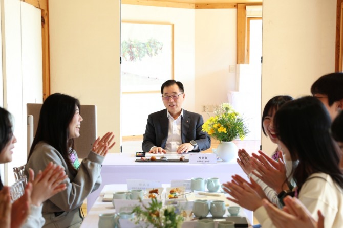 지난 28일 박현철 롯데건설 부회장이 서울 종로구 북촌한옥마을에 있는 한옥 갤러리 '이음 더 플레이스'에서 주니어보드 5기 구성원들과 킥오프(Kick-off) 미팅을 가졌다. 롯데건설 박현철 부회장(사진 가운데)이 주니어보드 5기 구성원들과 대화를 나누는 모습. 사진=롯데건설