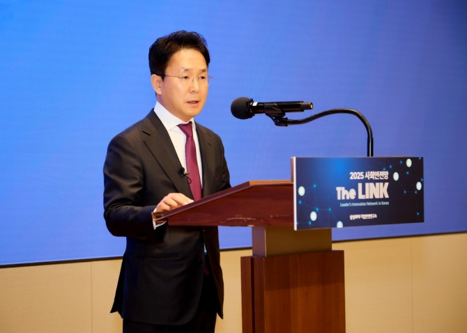 삼성화재 이문화 사장이 환영사를 통해 '사회안전망 강화를 위한 전문가들간 협력의 필요성'을 강조하고 있다. 사진=삼성화재 제공.