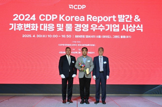 (왼쪽부터) Jose Ordonez CDP CRO, 정진섭 롯데칠성음료 ESG 팀장, 장지인 CDP 한국위원회 위원장이 사진 촬영을 하고 있다. 사진=롯데칠성음료