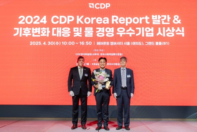 윤호준 현대제철 탄소중립추진실장(사진 가운데)이 30일 열린 '2024 CDP 코리아 어워즈' 시상식에서 기념 촬영을 하고 있다. 사진=현대제철