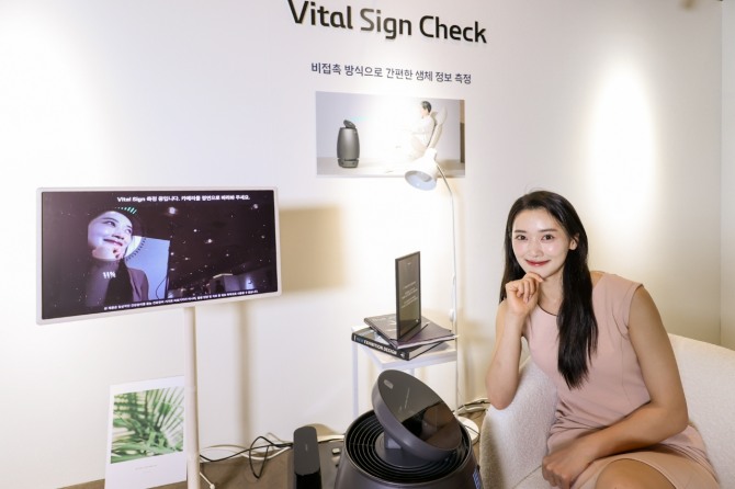'나무 A1' 로봇은  비접촉 안면 인식 기능을 갖춰 얼굴을 가까이 대는 것만으로 스트레스 지수, 맥박, 산소포화도 등 주요 생체 정보를 실시간으로 측정해 알려준다. 사진=나무엑스