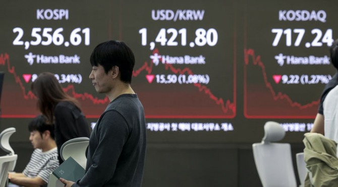 30일 서울 중구 하나은행 딜링룸에서 직원들이 업무를 보고 있다. 사진=뉴시스