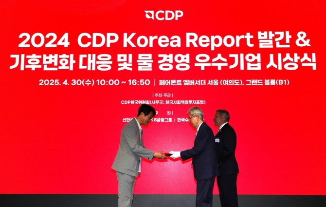 풀무원 오경석 지속가능경영담당(왼쪽)이 장지인 CDP 한국위원회 위원장(가운데)으로부터 'Water 우수상' 상패를 전달받고 있다. 사진=풀무원