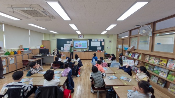 지난달 24일 서울 강솔초등학교에서 열린 올해 첫 '푸름이 이동환경교실'에서 학생들이 미세먼지 관련 환경 수업을 받고 있다. 사진=교보생명 제공.