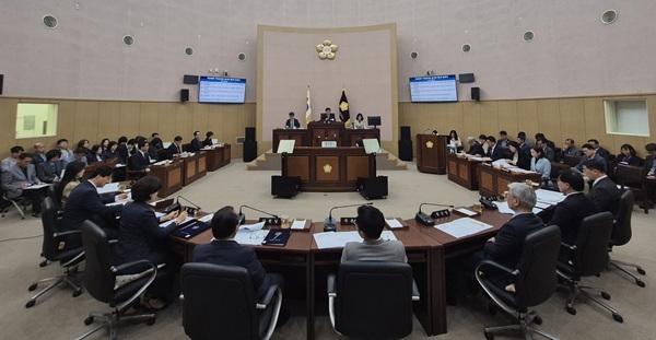 30일 열린 기장군의회에서‘615억’ 규모의 제1회 추경이 심의·의결되고 있다. 사진=기장군의회