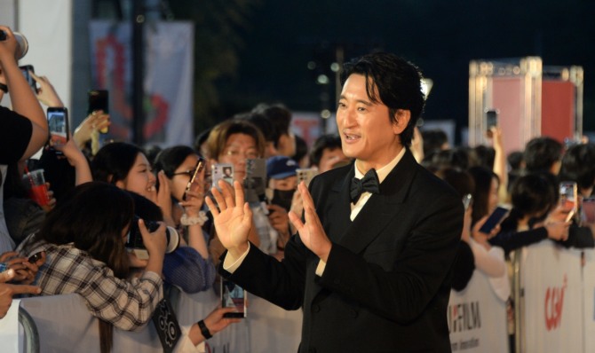 배우 신현준이 30일 전북 전주시 한국소리문화의전당에서 열린 '제26회 전주국제영화제 개막식'에 참석해 레드카펫을 밟으며 장내로 들어서고 있다. 사진=뉴시스