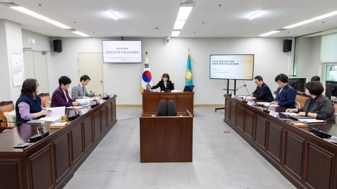 지난달 30일 ‘부천시의회 의원연구단체 지원 심의위원회’위원에게 위촉장을 전달하고, 정책연구용역에 대한 심의회를 개최하고 있다.  사진=부천시의회