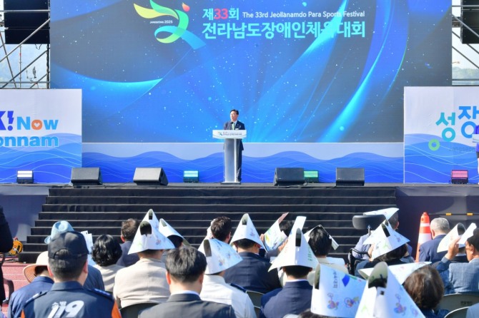 지난 달 30일 장성 황룡강변 옐로우시티스타디움에서 김한종 장성군수가‘제33회 전라남도장애인체육대회’환영사를 하고 있다.  사진=전남 장성군