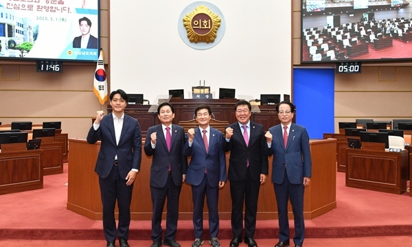 1일 경남-부산 행정통합 특위 의원들이 간담회 개최 후 기념촬영을 하고 있다. 사진=경상남도의회